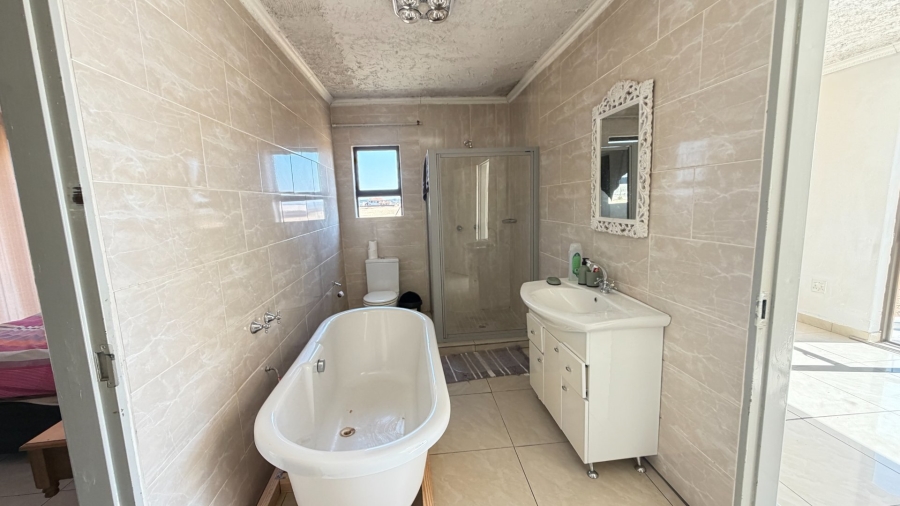 5 Bedroom Property for Sale in Grimbeeck Park North West